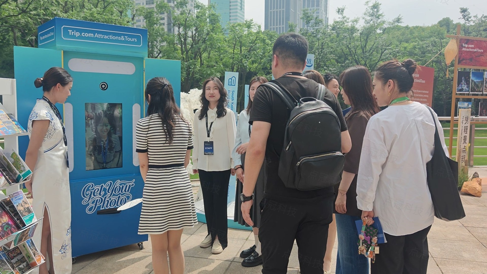 携程Envision景点玩乐分会场AI明信片互动案例