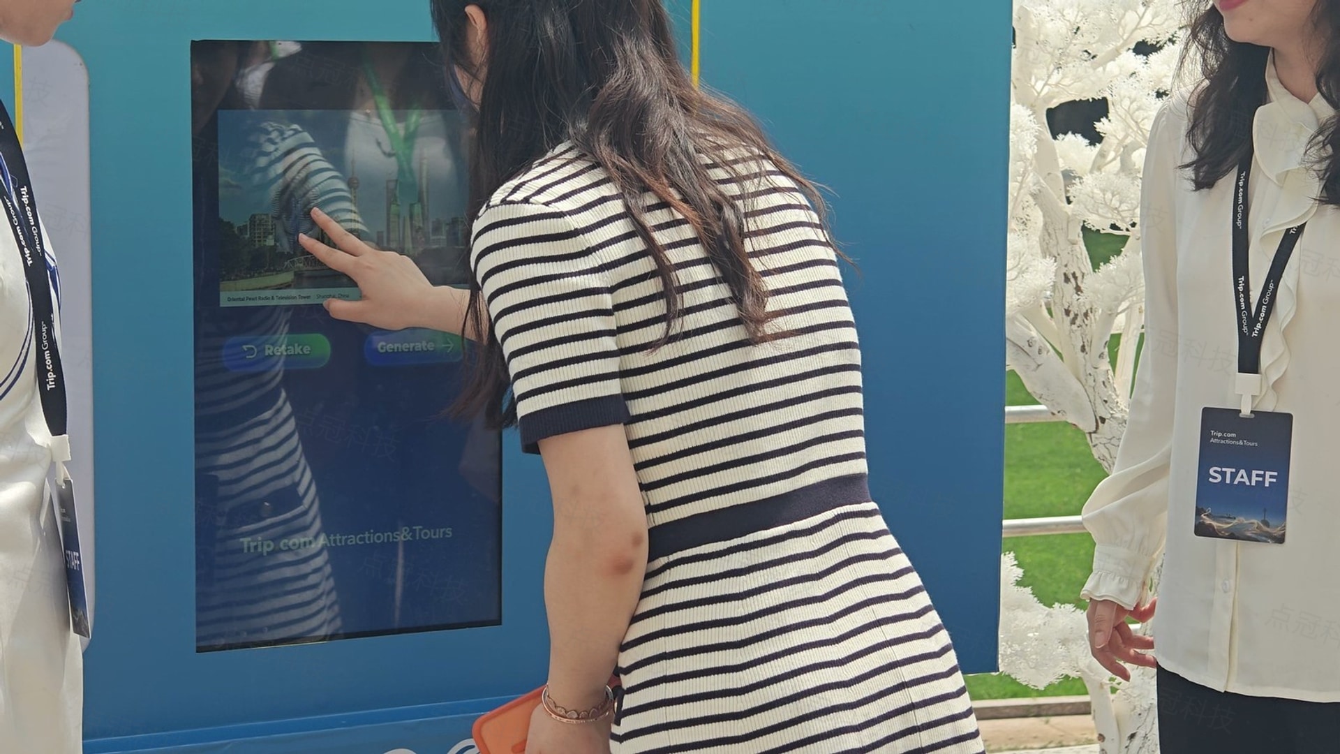 来宾在AI明信片装置上选择旅行目的地