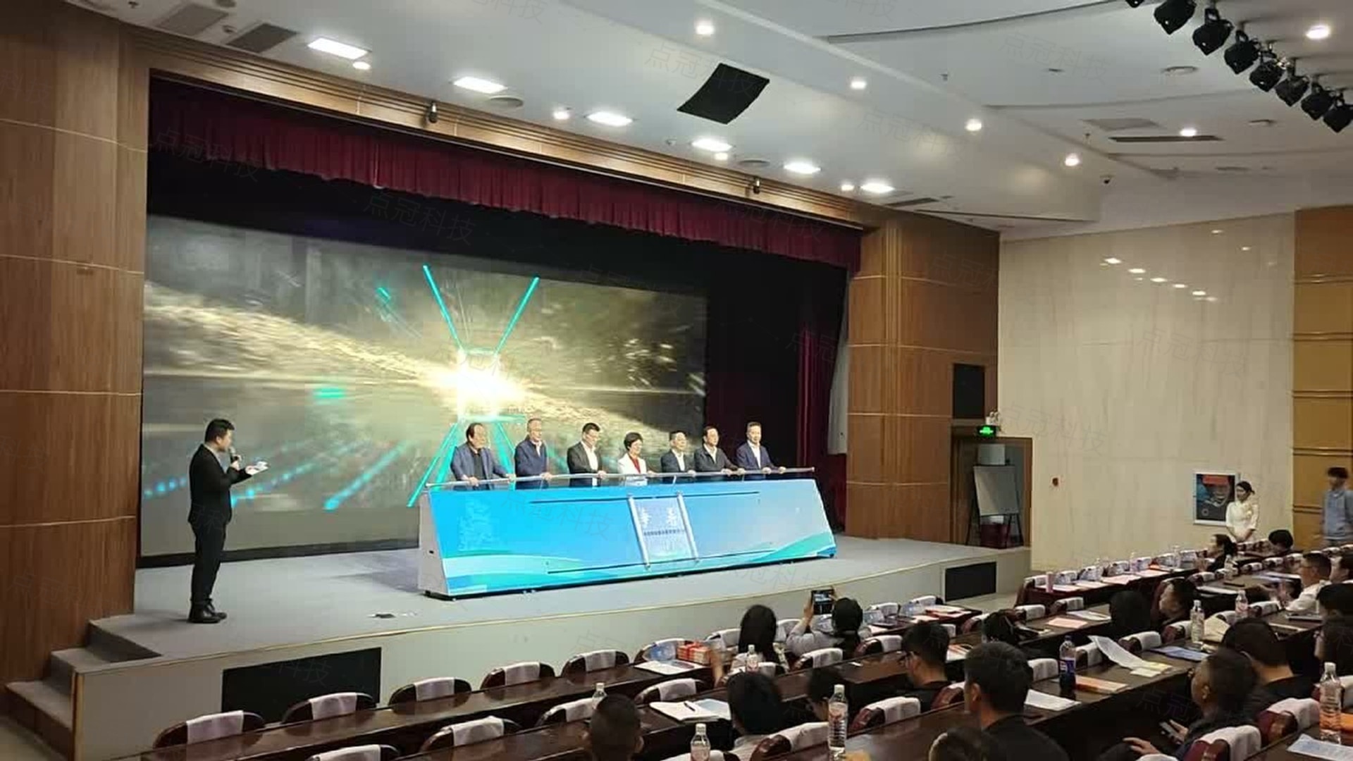 启动瞬间的大屏视觉效果