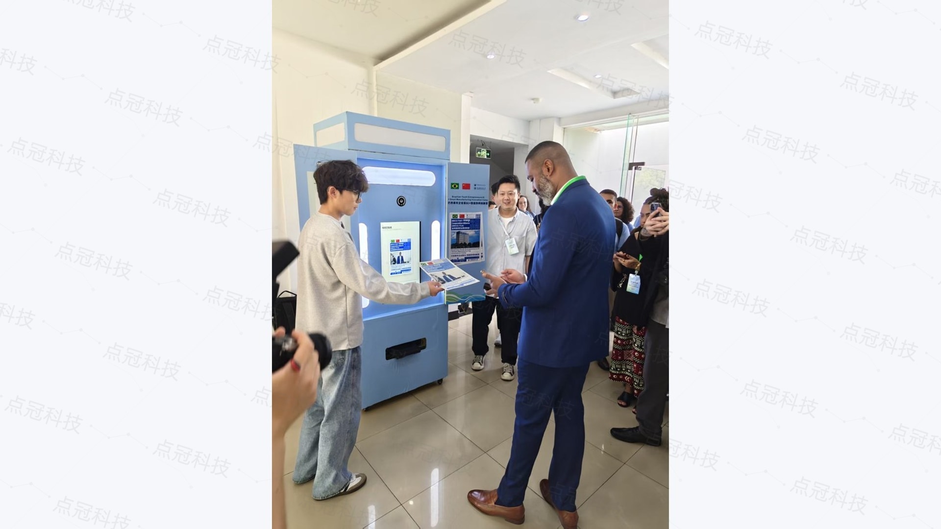 来宾现场体验报纸机互动