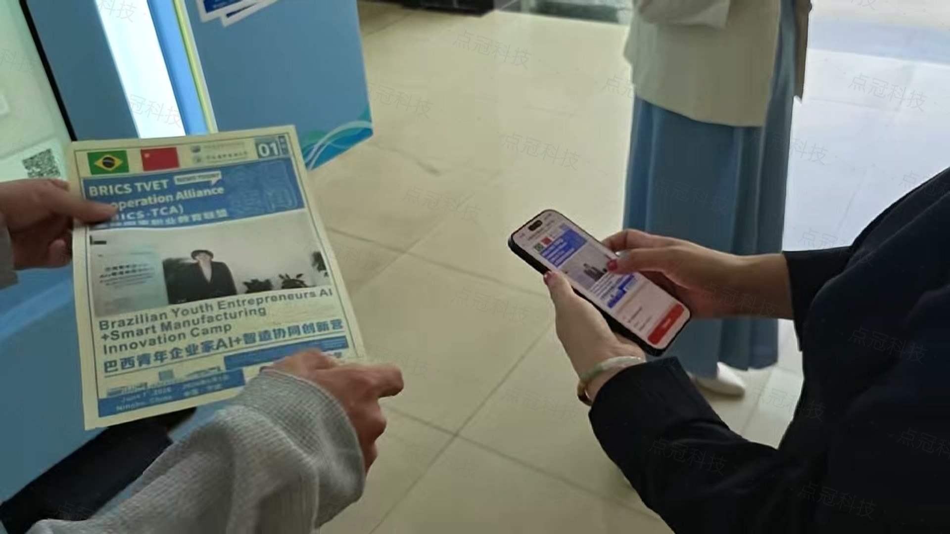 来宾领取并查看定制报纸成品