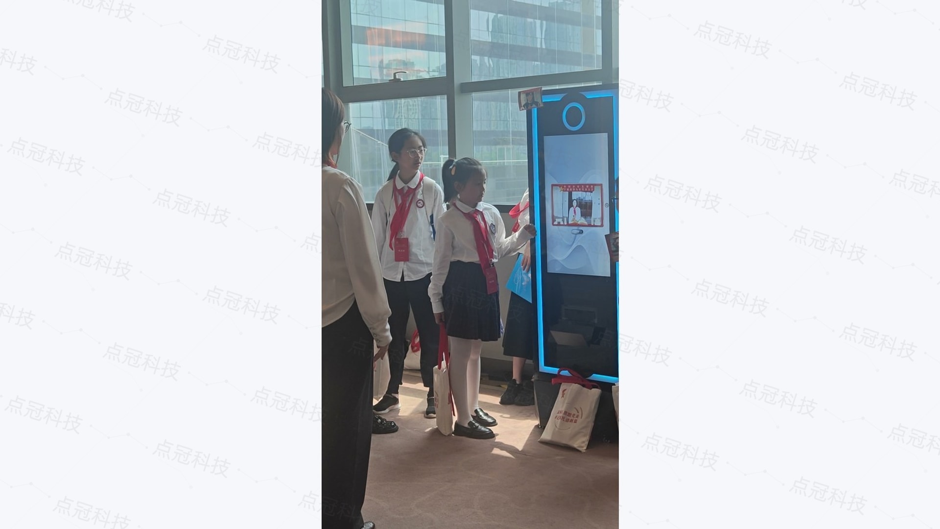 少先队员现场参与AI拍照互动