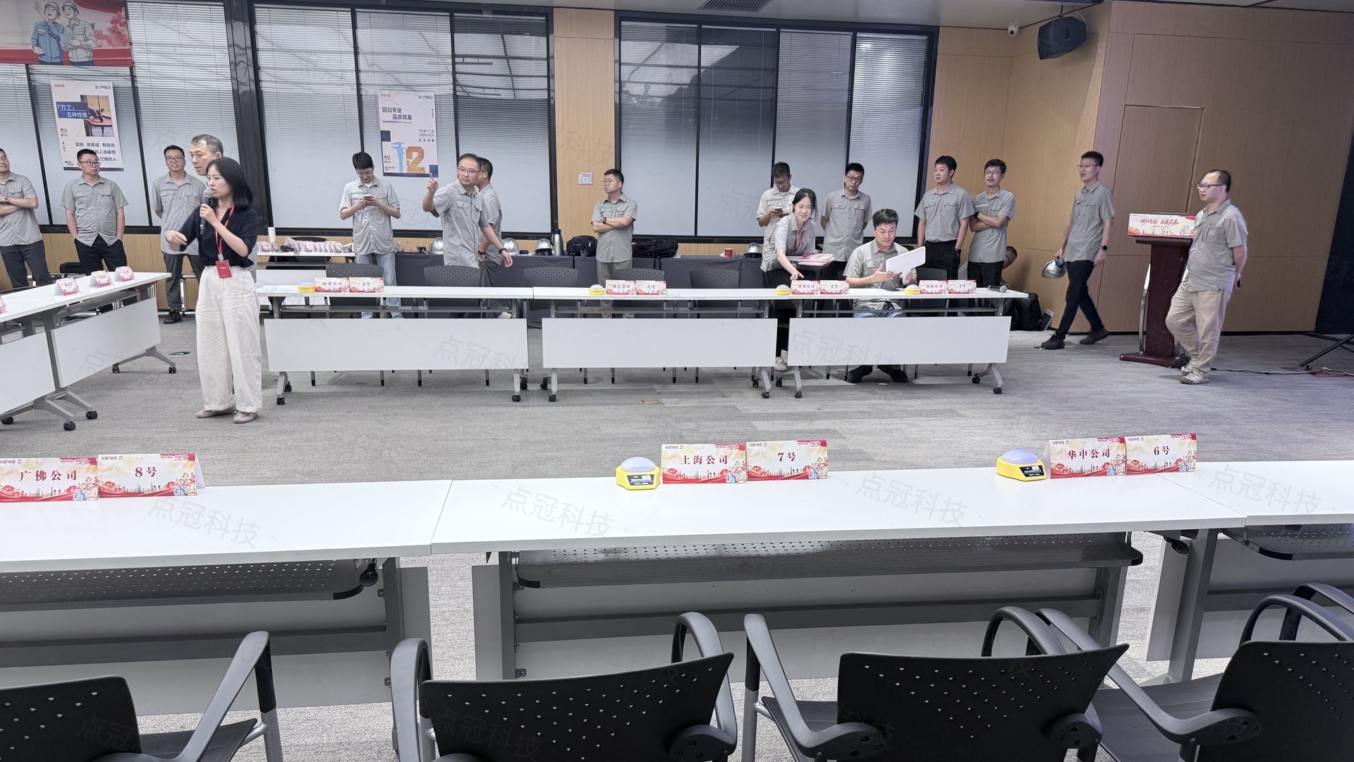 开赛前,答题桌上的抢答器和桌牌已经摆好