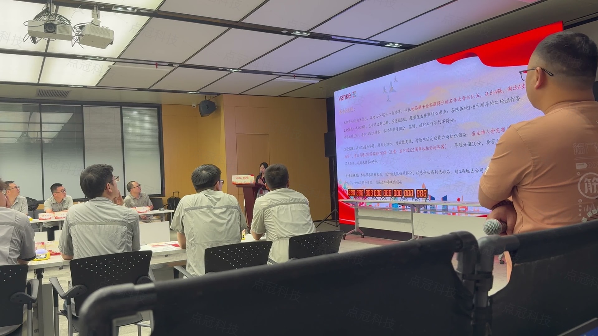 主屏上的赛制规则页,屏前是8块计分牌